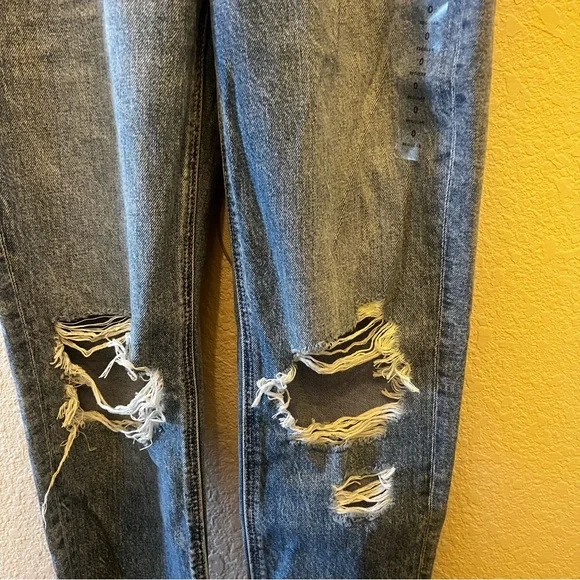 NWT Women’s American Eagle Outfitters Blue Ripped Mom Strigid  Jeans Size 0 - Picture 4 of 9